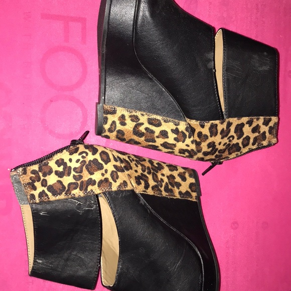 Black wedges with cheetah print accent - Picture 3 of 3